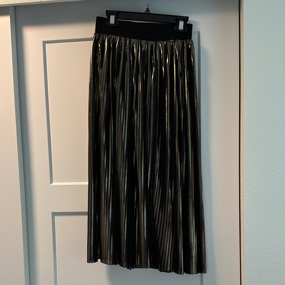 Trouvé Elegant Black and Gold Pleated Skirt